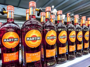 Şişelenmiş alkollü içecekler Martini rafta satılmaya hazır. 