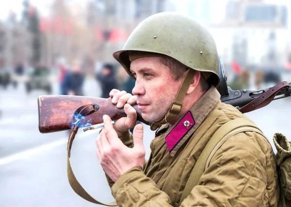 Soldat i retro uniform Röda armén — Stockfoto