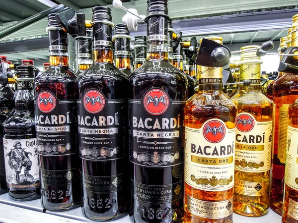 Ron Bacardi listo para la venta en la estantería de la supertienda — Foto de Stock