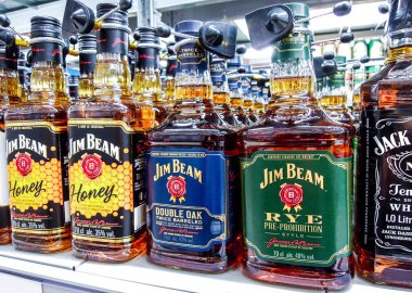 Jim Beam Whiskey süpermarketteki rafta satışa hazır.