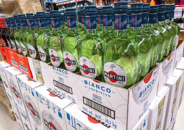Бутылочные алкогольные напитки Мартини вермут готов к продаже — стоковое фото