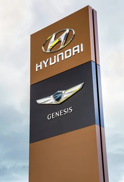 Hyundai Genesis hivatalos márkakereskedői tábla — Stock Fotó
