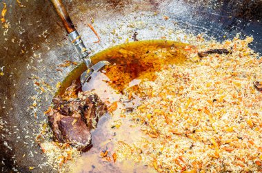 Büyük bir kazanda geleneksel Özbek pilavı iştah açıcı