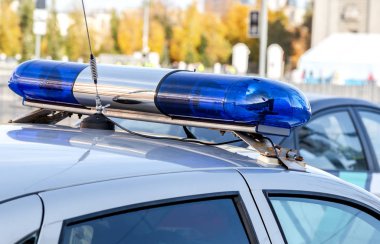 Bir polis aracının üstünde renkli ışıklar