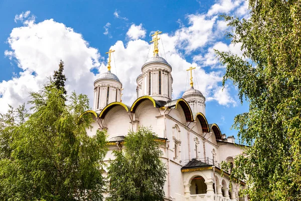 Golden domes with religious crosses of orthodox cathedral — Stock Photo, Image