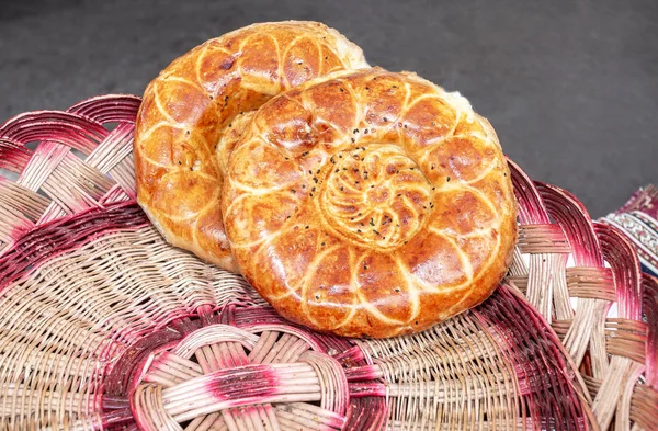 Традиционный аппетитный плоский хлеб с кунжутом из загара — стоковое фото