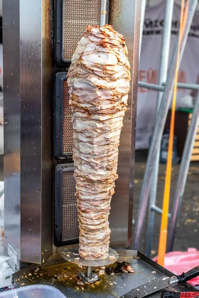 Il kebab o shawarma al pollo alla griglia è un fast food — Foto Stock