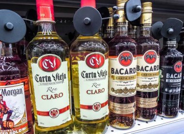 Bacardi romu rafta satılmaya hazır.