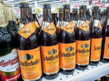 Schofferhofer alkollü birası rafta satılmaya hazır.