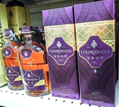 Şişe alkollü içecekler Courvoisier konyağı satışa hazır.