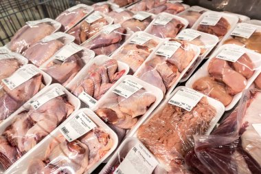 Hipermarket taze çiğ tavuk etli vitrin