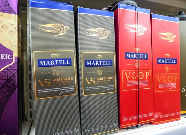 Şişelenmiş alkollü içecekler Martell konyağı satışa hazır.