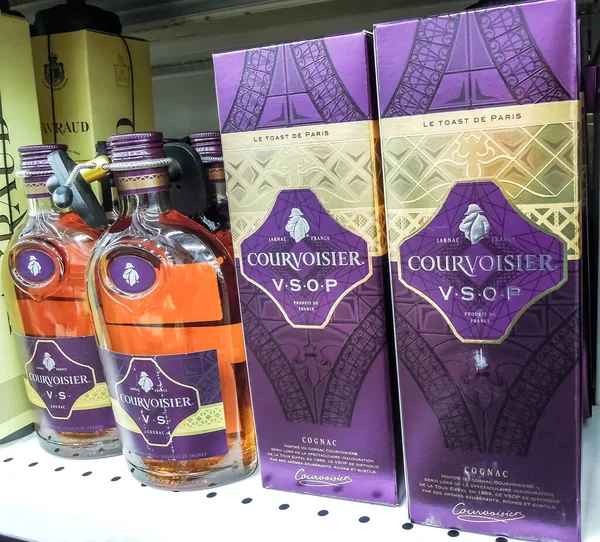 Bebidas alcohólicas embotelladas Courvoisier coñac listo para la venta — Foto de Stock