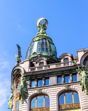 Saint Petersburg, Russi 'deki ünlü Zinger Evi' nin cam kubbesi.