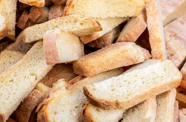 Arkaplan olarak taze ekmek parçaları