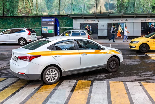Moderní auto taxi na parkovišti na ulici City — Stock fotografie