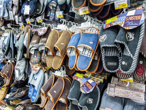 Různé pantofle připravené k prodeji na přehlídce — Stock fotografie