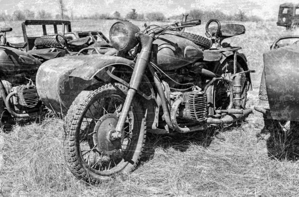 Rosyjski vintage zardzewiały motorcircle o polu w słoneczny dzień — Zdjęcie stockowe