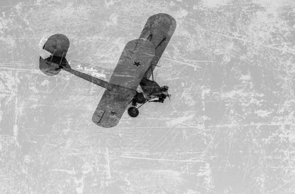 Retro Russisch vliegtuig Polikarpov PO-2 in de blauwe lucht — Stockfoto
