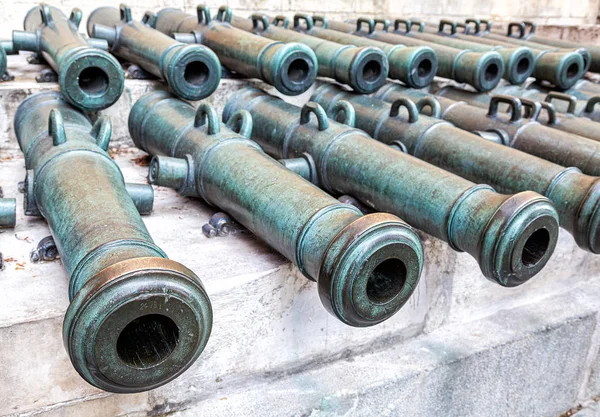 Ryska forntida fält brons kanoner — Stockfoto