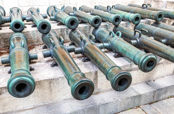 Campo antiguo ruso cañones de bronce — Foto de Stock