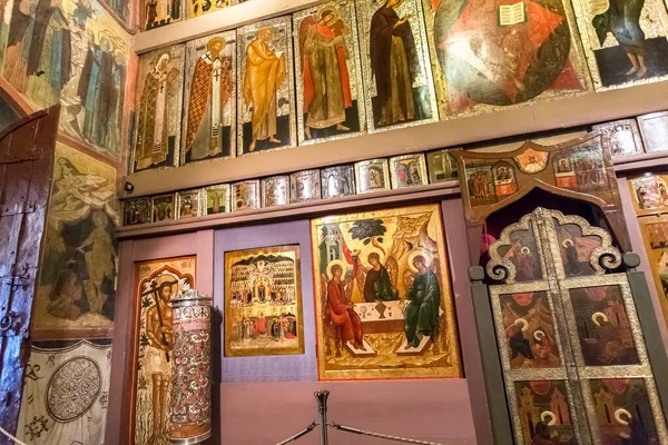 Fragmento da iconostase ortodoxa dentro da Igreja antiga — Fotografia de Stock