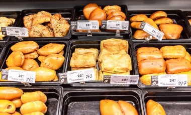 Taze lezzetli kekler ve çeşitli dolgulu turtalar.