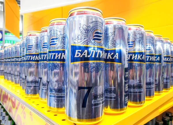 Балтика 7 алкогольное пиво в металлических банках готово к продаже — стоковое фото