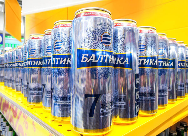 Балтика 7 алкогольное пиво в металлических банках готово к продаже
