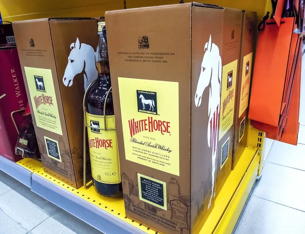 Виски White Horse в большой бутылке, готовый к продаже — стоковое фото