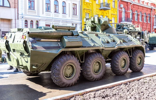 Ejército ruso BTR-82A vehículo blindado con ruedas transporte de personal —  Fotos de Stock