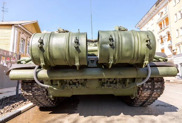 Achteraanzicht van de Russische hoofdgevechtstank T-72b3m — Stockfoto