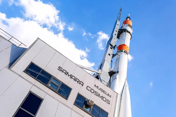 Real Soyuz spacecraft as monument and Samara Cosmos museum — Stock Photo, Image