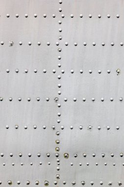 Arka planda perçin olan metal yüzey