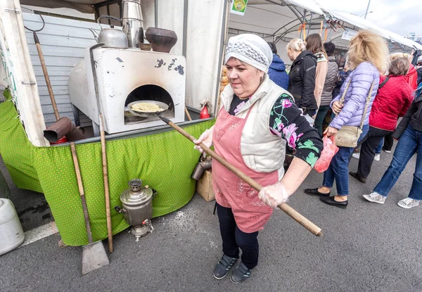 Samara Rússia Outubro 2019 Cozinhar Deliciosas Tortas Tradicionais Forno Russo — Fotografia de Stock