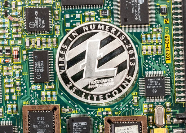 Samara, Russia - November 30, 2017: Silver Litecoin lying over electronic computer component. Business concept of digital cryptocurrency — Stockbild Samara Russia November 2017 Silver Litecoin Lying Electronic Computer Component — Stockfoto