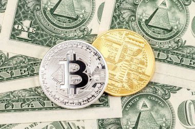 Bitcoin 'lerin kriptosu Amerikan doları banknotunun üzerinde yatıyor. Yeni dijital para iş kavramı