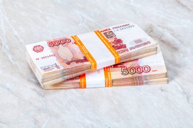 İki yığın halinde beş binde bir oranda Rus rublesi. Bir milyon ruble.
