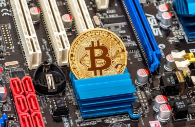 Samara, Rusya - 11 Aralık 2017: Şifreleme para birimi Bitcoin elektronik bilgisayar parçalarının üzerinde yatıyor. Dijital para iş kavramı
