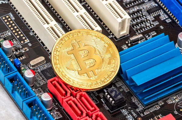 Samara, Rusya - 11 Aralık 2017: Şifreleme para birimi Bitcoin elektronik bilgisayar parçalarının üzerinde yatıyor. Dijital para iş kavramı