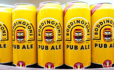 Samara, Rusya - 7 Mart 2020: Boddingtons bar alkollü birası süpermarketteki rafta satışa sunuldu. Çeşitli alkollü içecekler ve alkollü içecekler