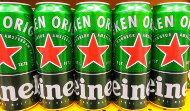 Samara, Rusya - 7 Mart 2020: Heineken alkolik birası süpermarketteki rafta satışa sunuldu. Çeşitli alkollü içecekler ve alkollü içecekler