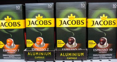 Samara, Rusya - 7 Mart 2020: Kahve Jacobs alüminyum kapsül marketin rafında