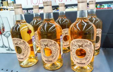 Samara, Rusya - 8 Mart 2020 Superstore 'da satılık İtalyan şarabı içeceği. Çeşitli alkollü içecekler ve alkollü içecekler