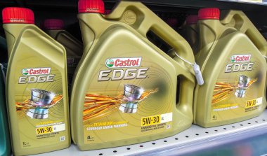 Samara, Rusya - 7 Mart 2020: Castrol Edge motor yağı süpermarketin rafındaki plastik kutularda