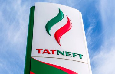 Samara, Rusya - 9 Mayıs 2017: Petrol şirketi Tatneft 'in mavi gökyüzüne karşı logosu. Tatneft - Rus petrol şirketlerinden biri.
