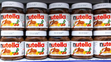 Samara, Rusya - 6 Mart 2020: Ferrero 'nun Nutella' sı, tatlı fındıklı kakaonun yayıldığı yaygın bir marka.