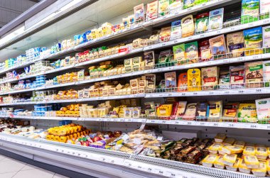 Samara, Rusya - 19 Mart 2017: Süpermarket raflarında çeşitli paketlenmiş peynir 