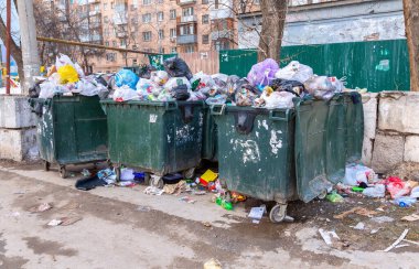 Samara, Rusya - 26 Mart 2017: Şehir sokaklarında çöp ve çöp dolu yeşil plastik geri dönüşüm konteynerleri açıldı