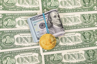 Bitcoin 'lerin kriptosu Amerikan doları banknotunun üzerinde yatıyor. Yeni dijital para iş kavramı